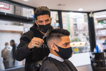 Hairdresser with face cloak ending the lower to the consumer