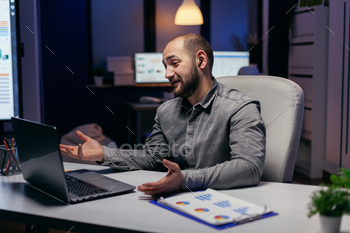 Freelancer makes use of wireless headphone