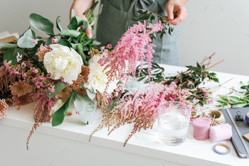 A flower boutique employee creates a flower diagram.