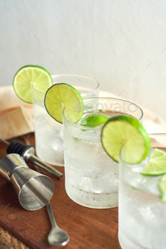 Shut up of a Gin and tonic cocktail with lime.