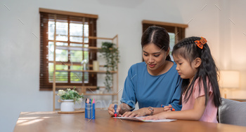 Mother and her daughter entice the paper together, Leisure actions, holiday