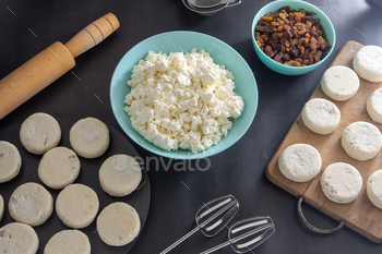 Cheesecakes created from cottage cheese and raisins. Prepare meals for breakfast. Syrnik pancakes. Spherical