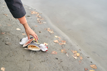 Explicit individual cleans litter from lakeshore – environmental accountability and nature